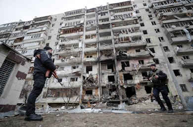 Kiev Ucraina. Palazzo distrutto dalla guerra foto Ansa 